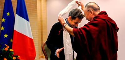 Nicolas Sarkozy se reune con el Dalai Lama: puro marketing que resiente las relaciones con China.