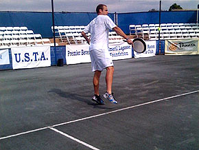 ANDY RODDICK jugó al tenis con una sartén y ganó !!!